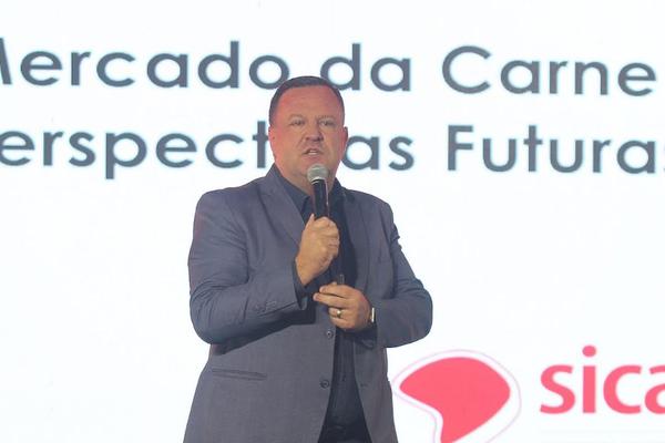 Palestras sobre ciclo da carne do campo ao varejo e sustentabilidade marcam abertura da 1ª Fenagen